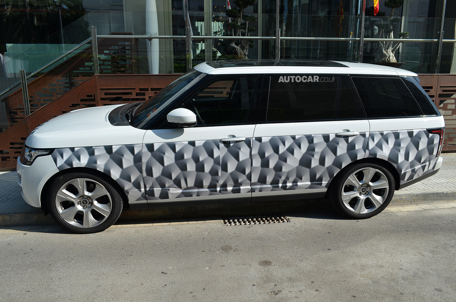 Range%20Rover%20LWB%202.jpg
