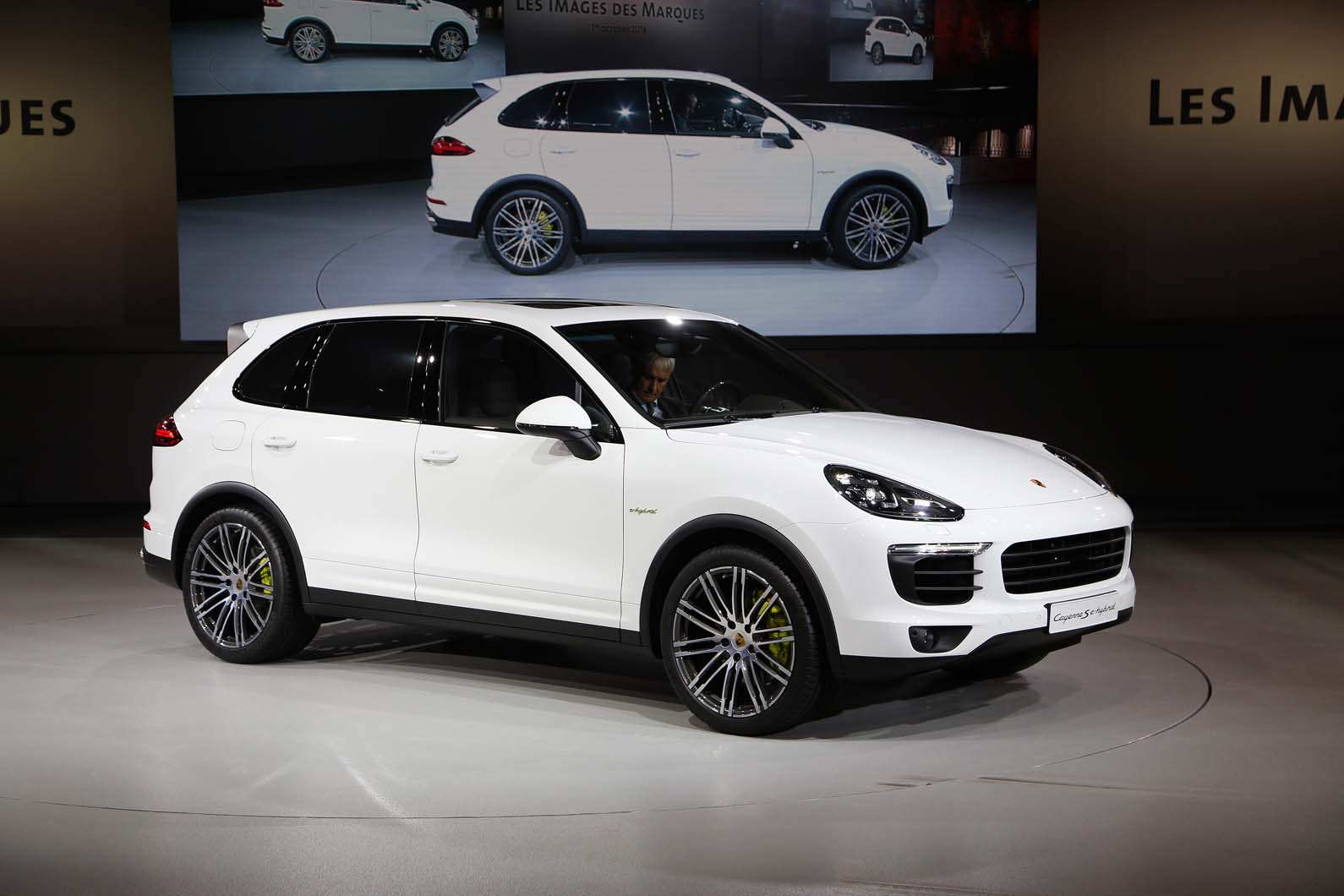 Facelifted Porsche Cayenne revealed ahead of Paris motor show launch