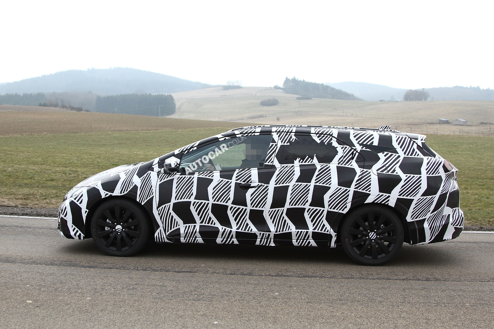 honda-civic-tourer-spy-6.jpg