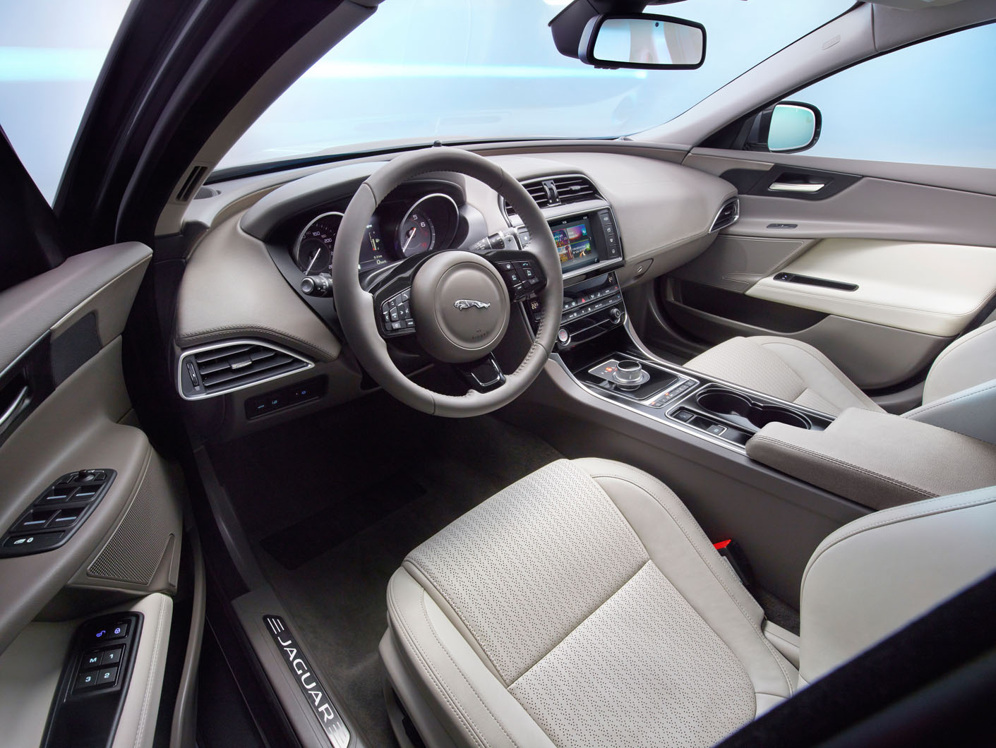 jaguar-xe-press-2014-011.jpg