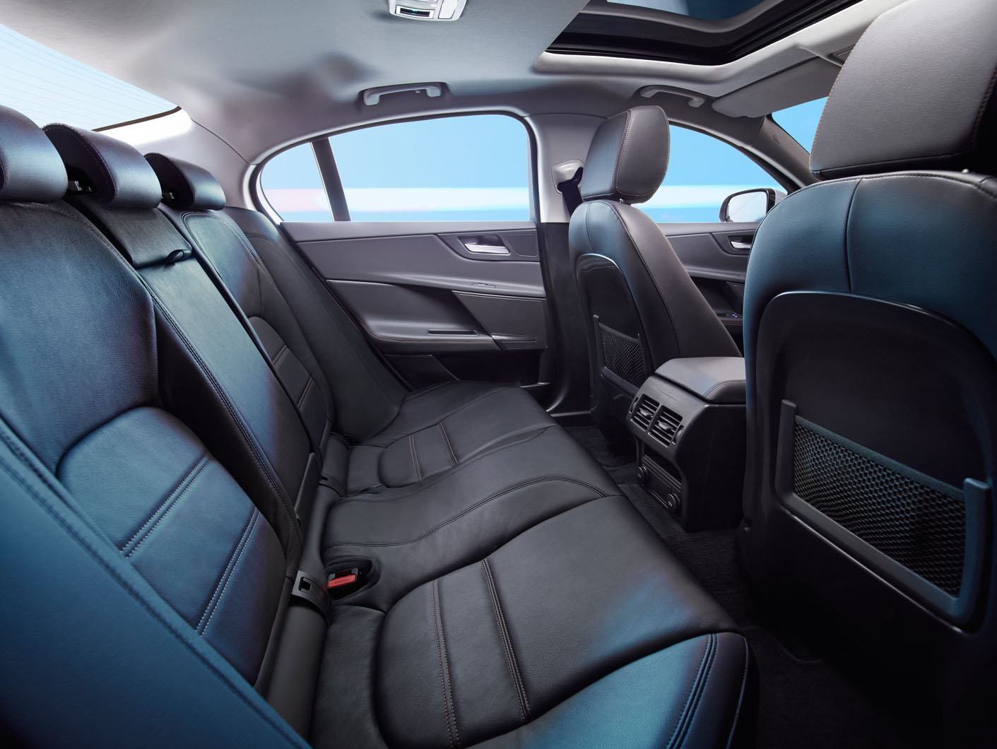 jaguar-xe-press-2014-035.jpg