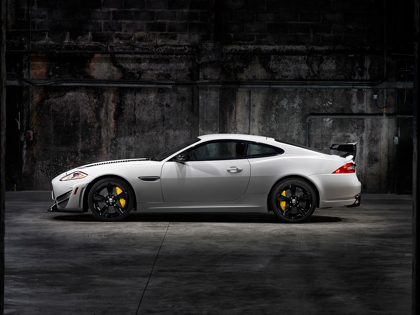 jaguar-xkr-s-gt-3.jpg