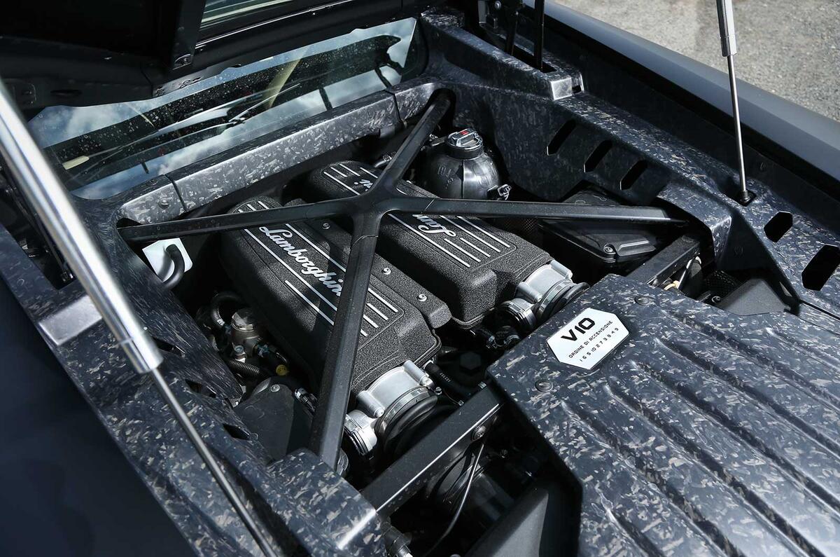 Hasil gambar untuk blue Lamborghini Huracan engine