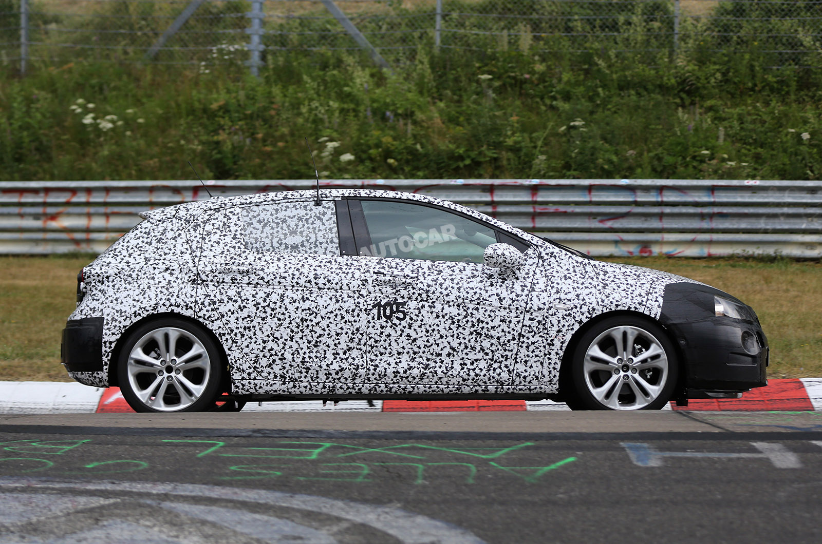 vauxhall=astra-spy-1-04.jpg