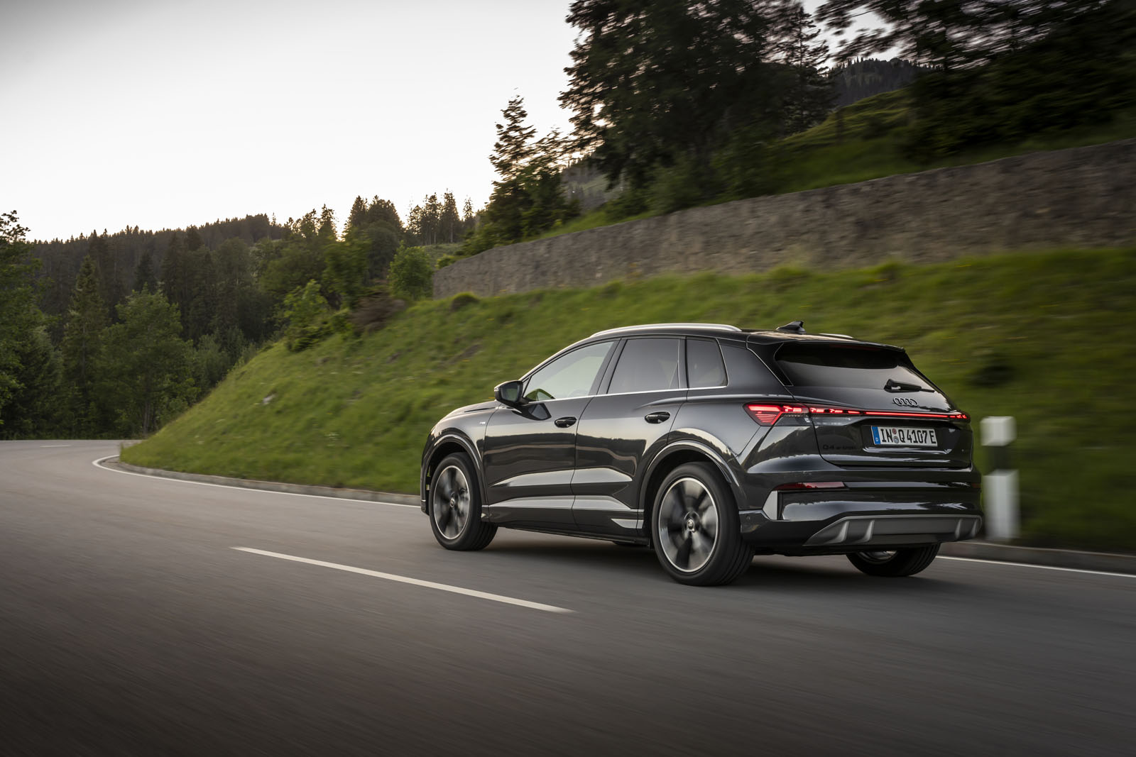 15 Audi Q4 E tron review rear cornering
