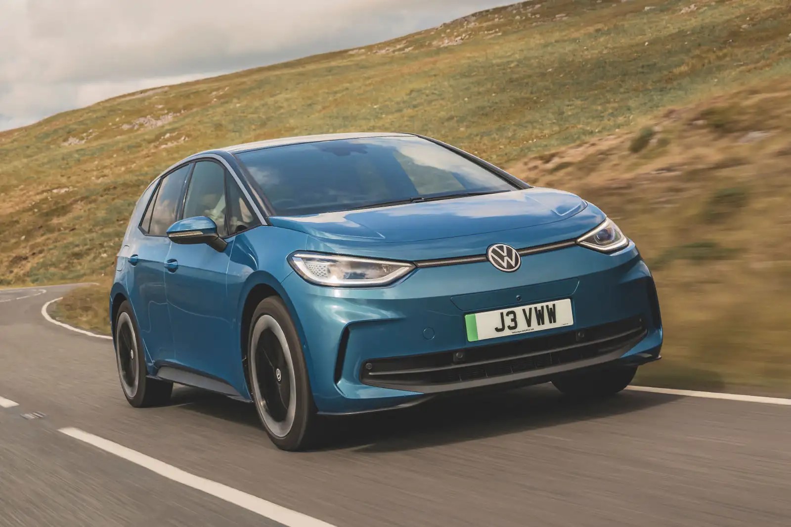 https://images.cdn.autocar.co.uk/Volkswagen ID 3 front quarter dynamic