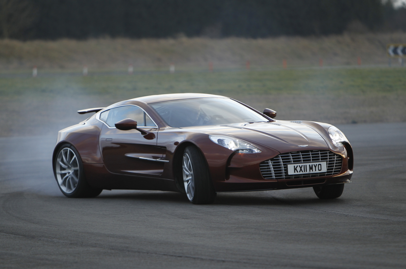 Astonmartin one 77 231212323245851600x1060