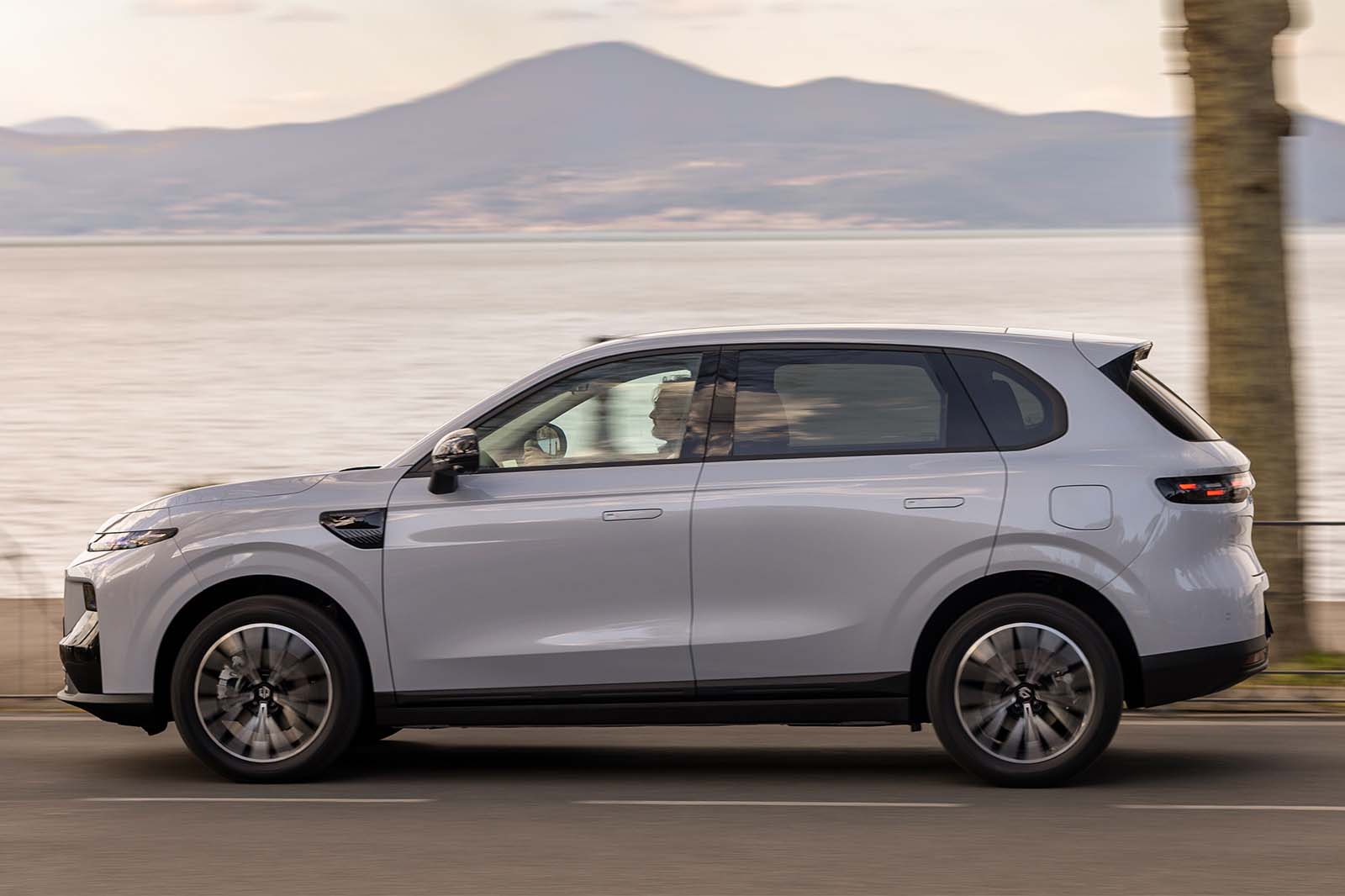 B10 Hybrid EV Galaxy Silber (43)