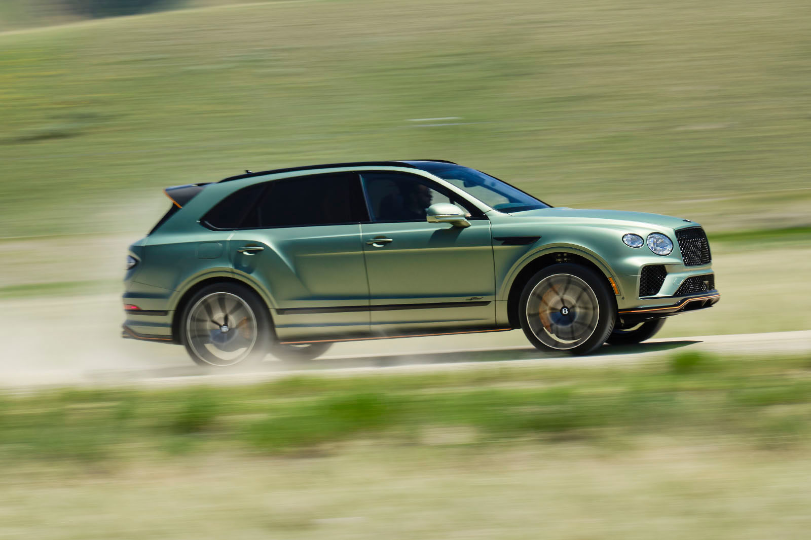 Bentley Bentayga Speed review 2025 01 panning