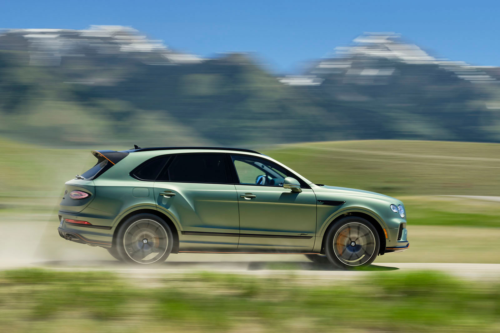 Bentley Bentayga Speed review 2025 18 panning