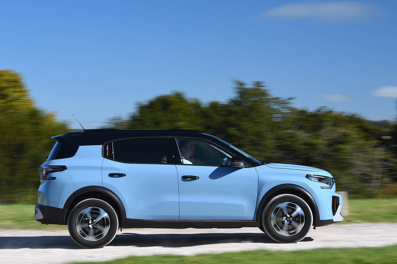 Citroen C3 Airocross review 2025 02 side panning