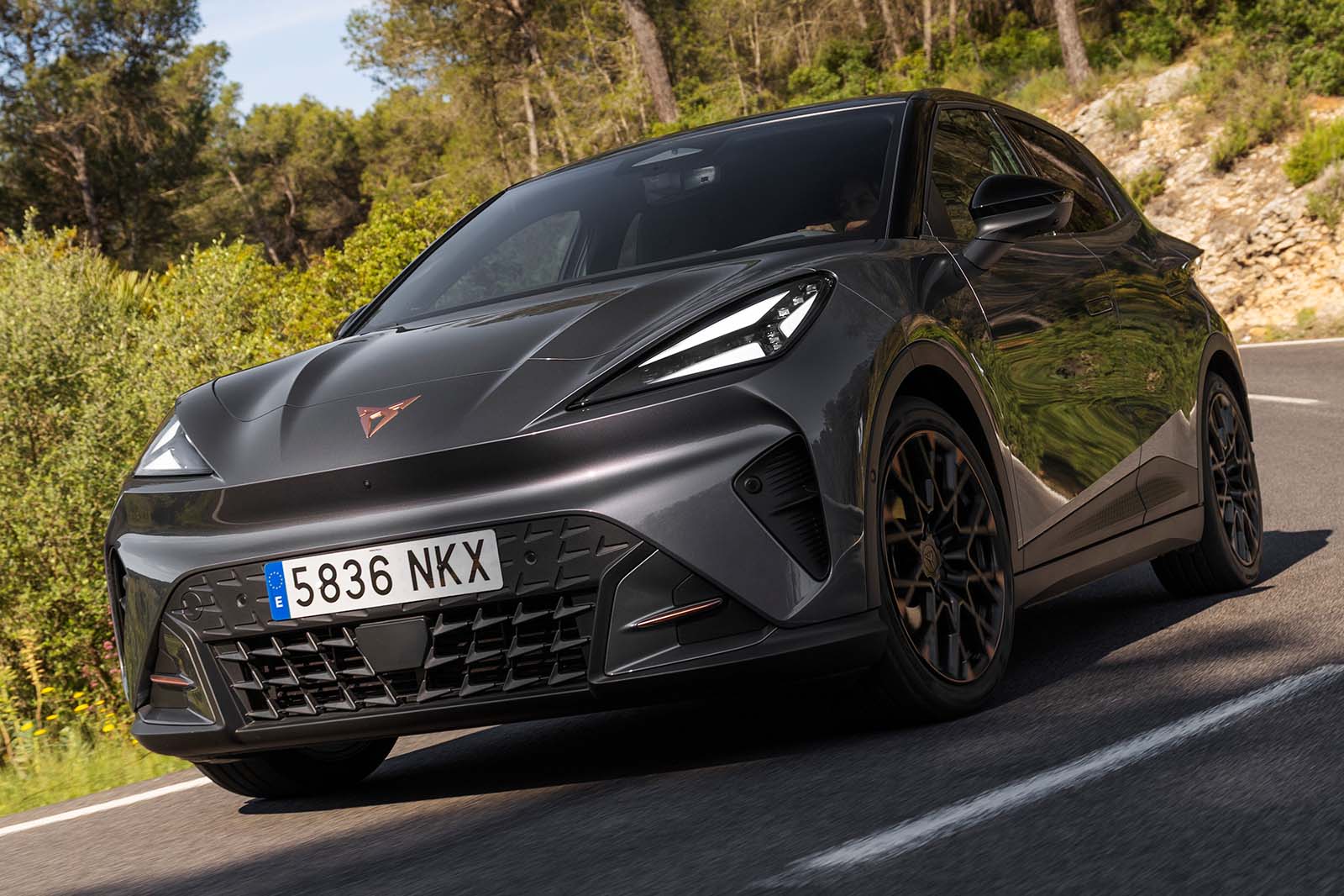 Dynamique en virage avant de la Cupra Raval
