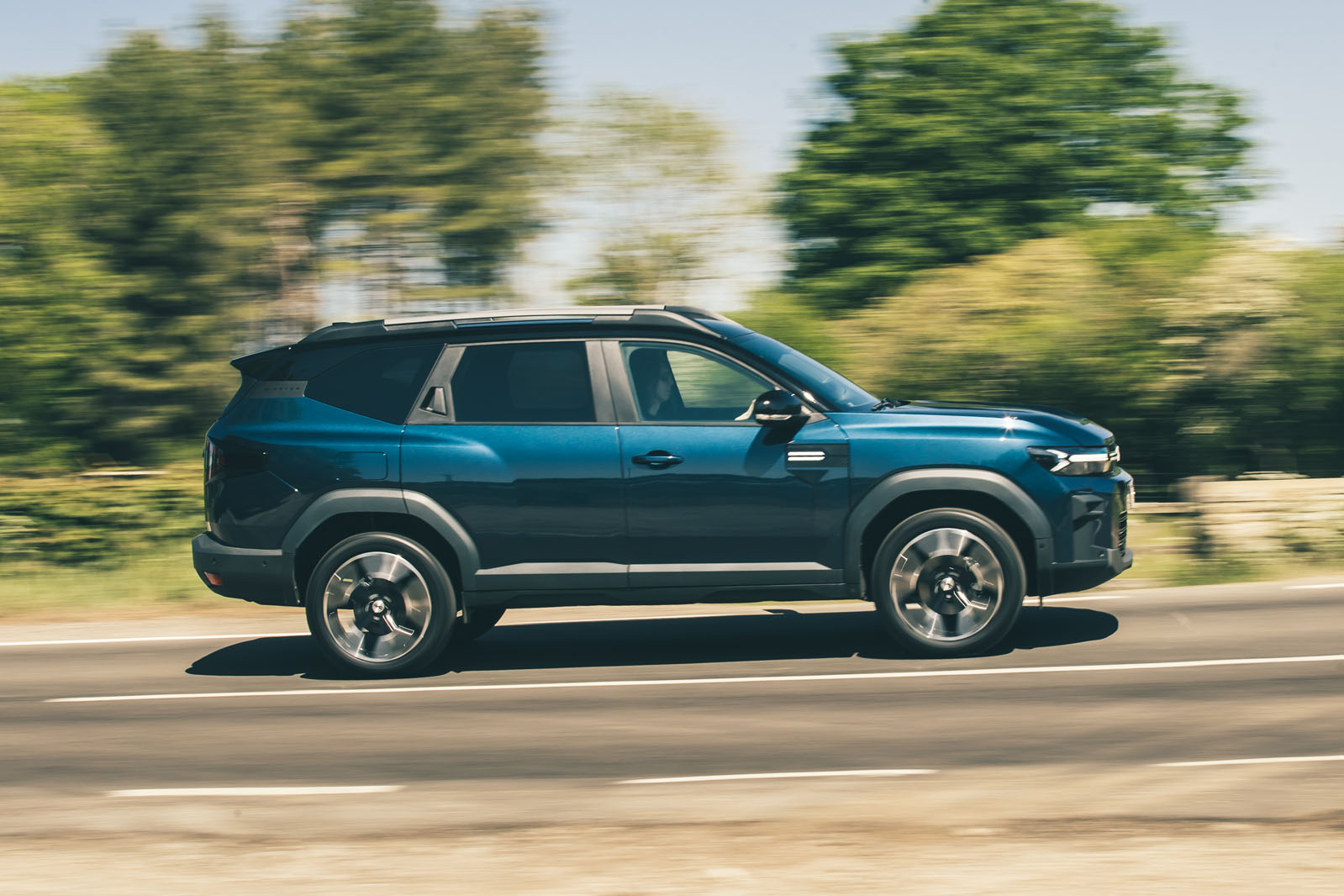 Dacia Bigster review 2025 02 side panning