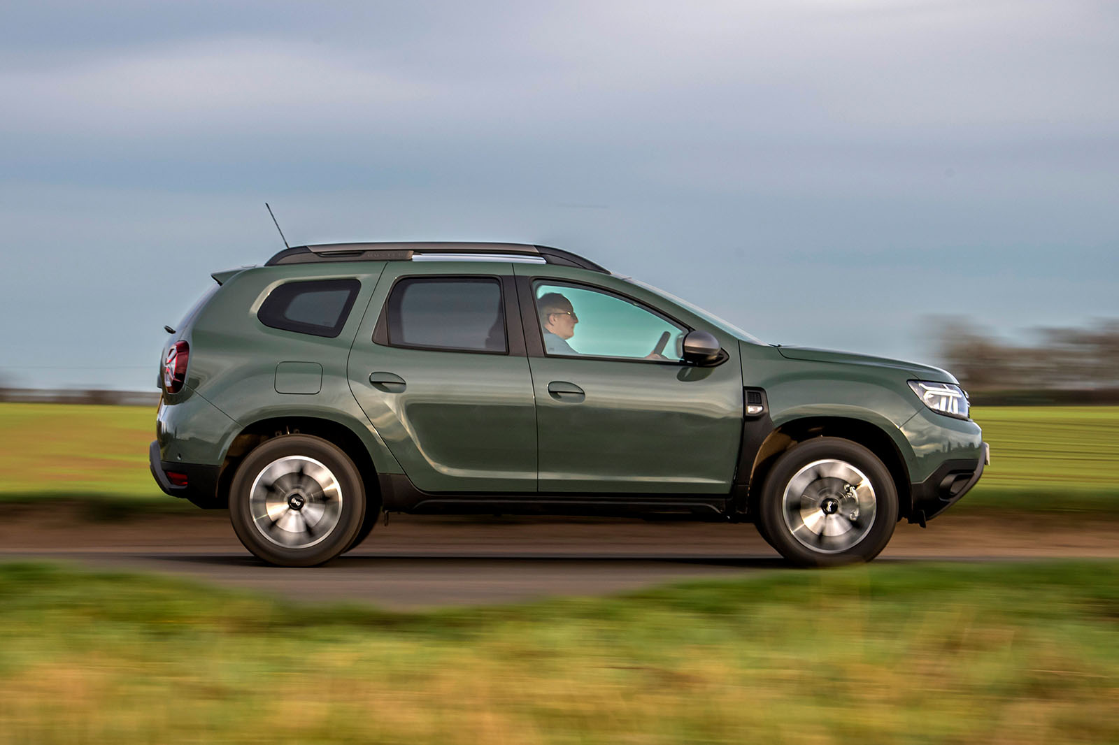 dacia duster road test 2023 02 panning side