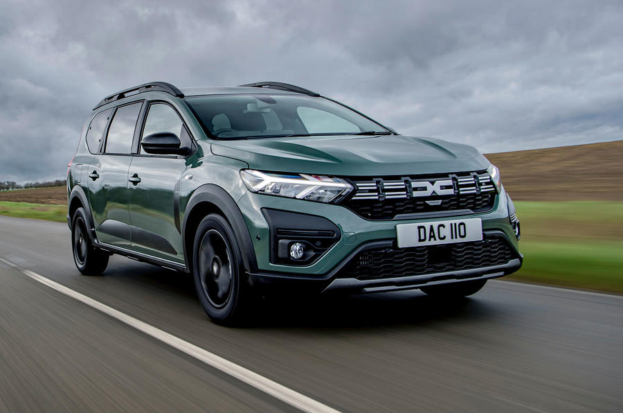 https://images.cdn.autocar.co.uk/Dacia Jogger front quarter tracking