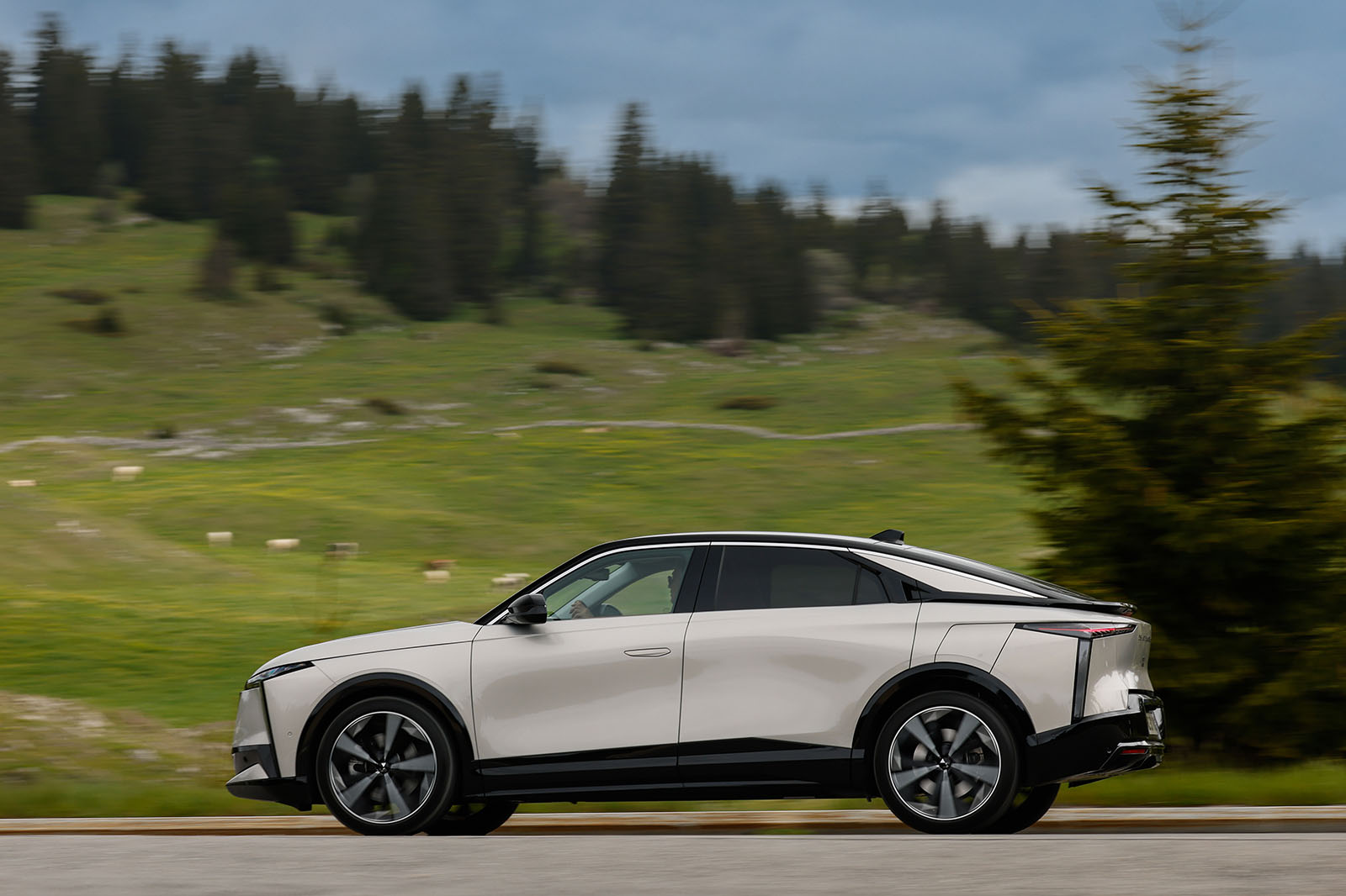 DS8 review 2025 02 side panning
