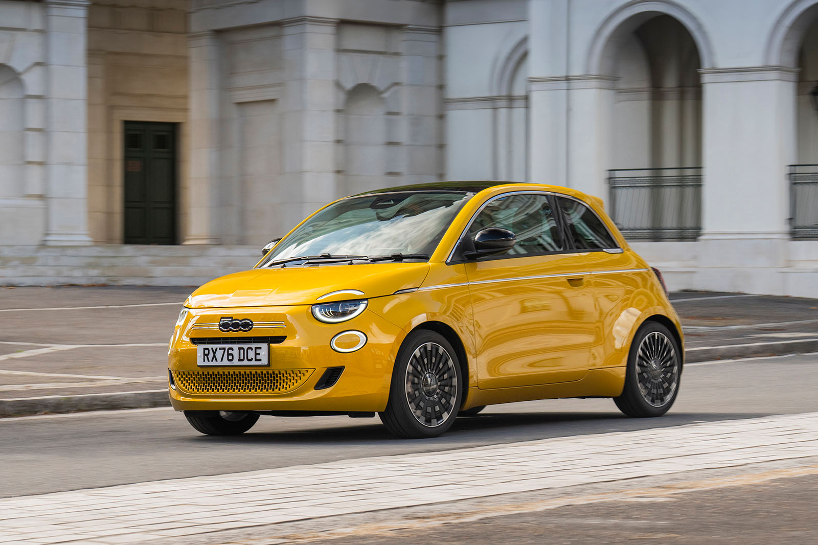 পর্যালোচনা: নতুন Fiat 500 সুন্দর, সস্তা এবং বেদনাদায়ক ধীর অটোকার পর্যালোচনা: নতুন Fiat 500 সুন্দর, সস্তা এবং বেদনাদায়ক ধীর অটোকার