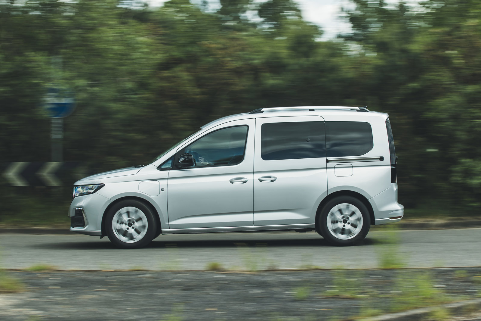 Ford Tourneo Connect review 2025 002 side panning