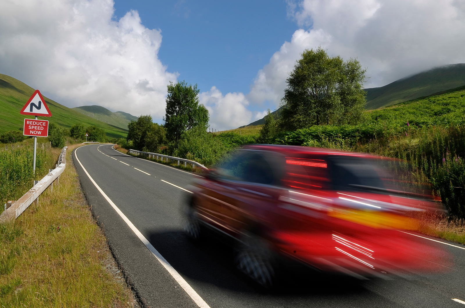Auto con pneumatici e sistema di climatizzazione, preparazione per viaggio estivo