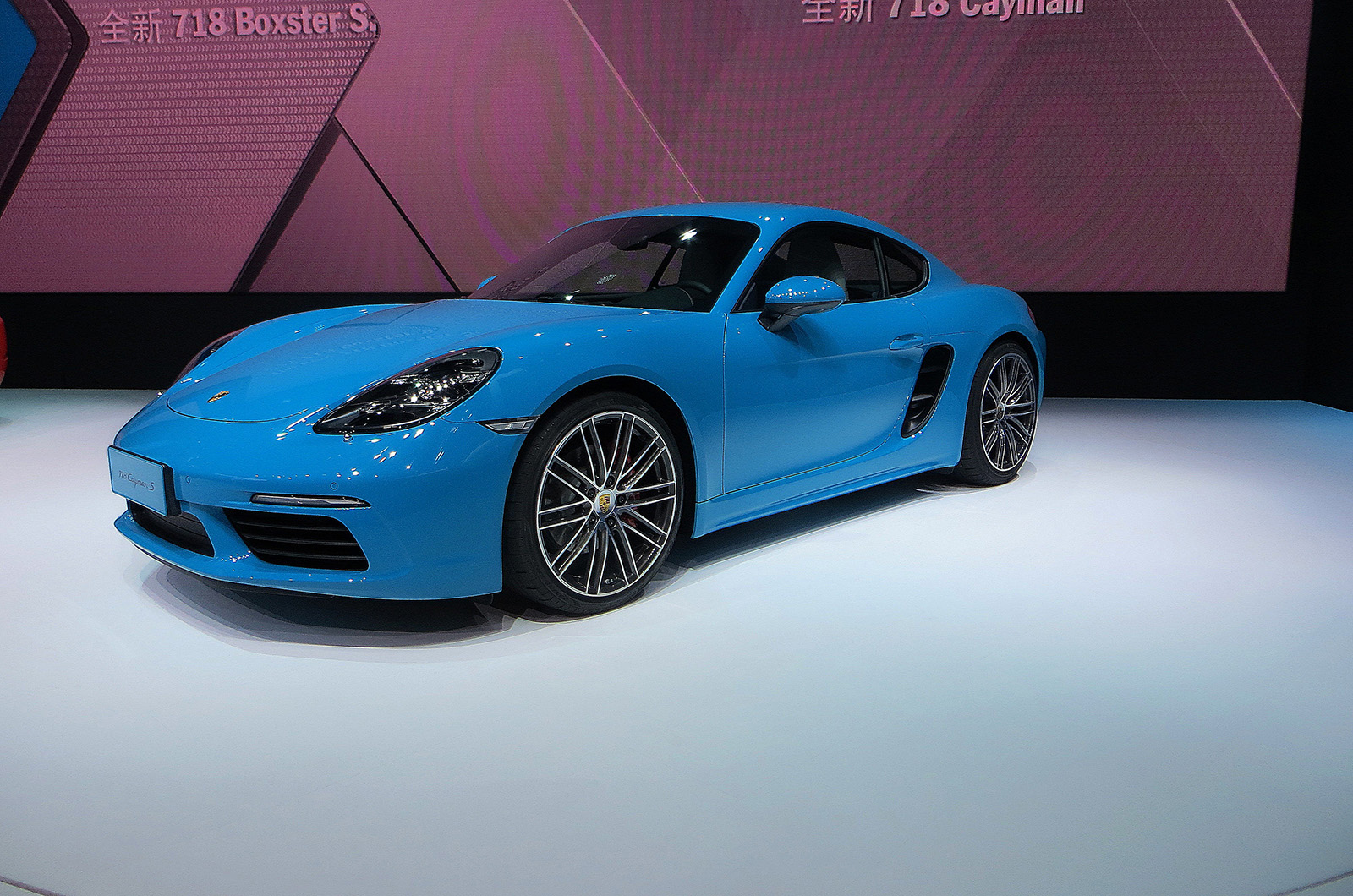 New Porsche 718 Cayman: specifications and official video