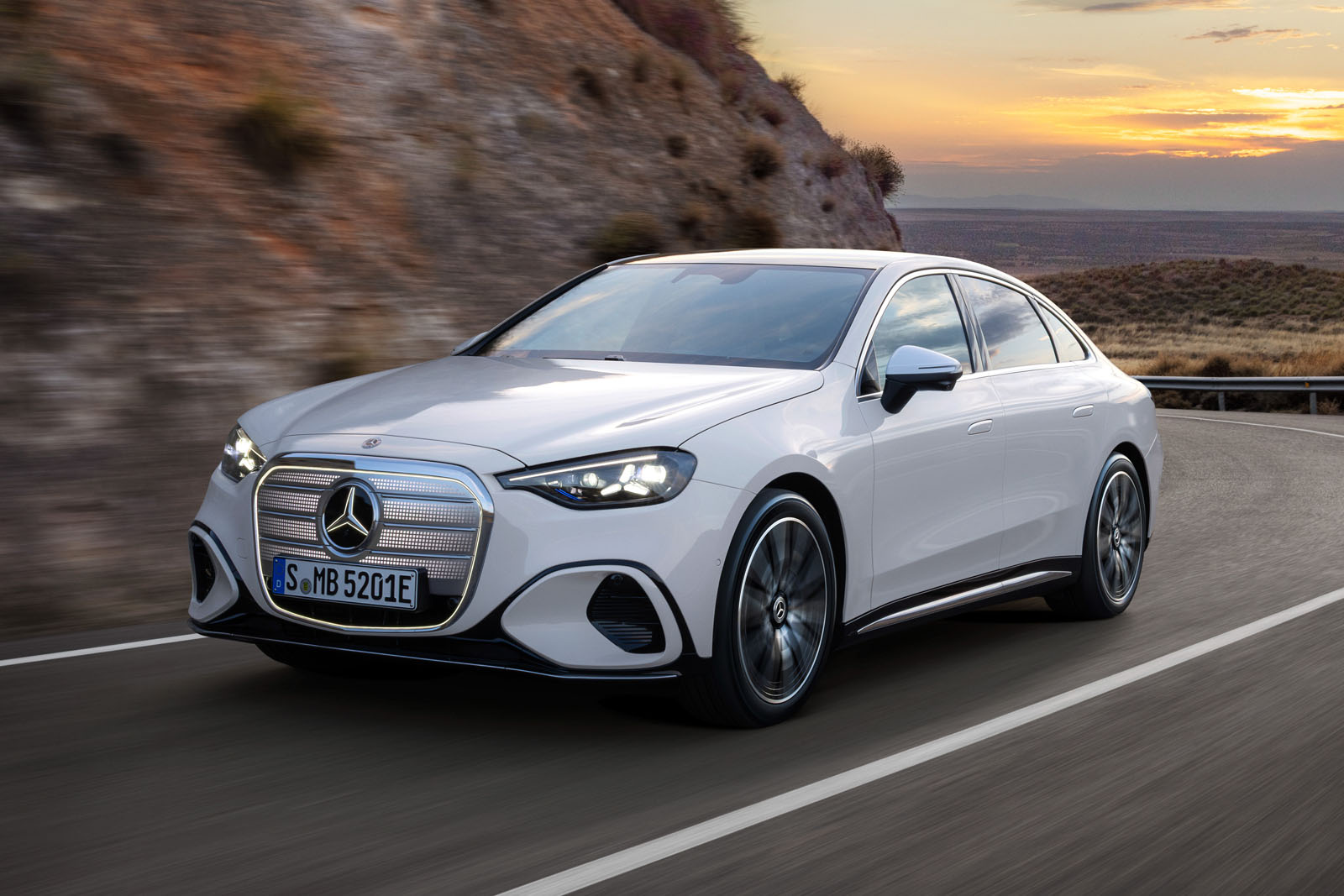 賓士新電動 C-Class 試駕：BMW 恐將面臨嚴峻挑戰