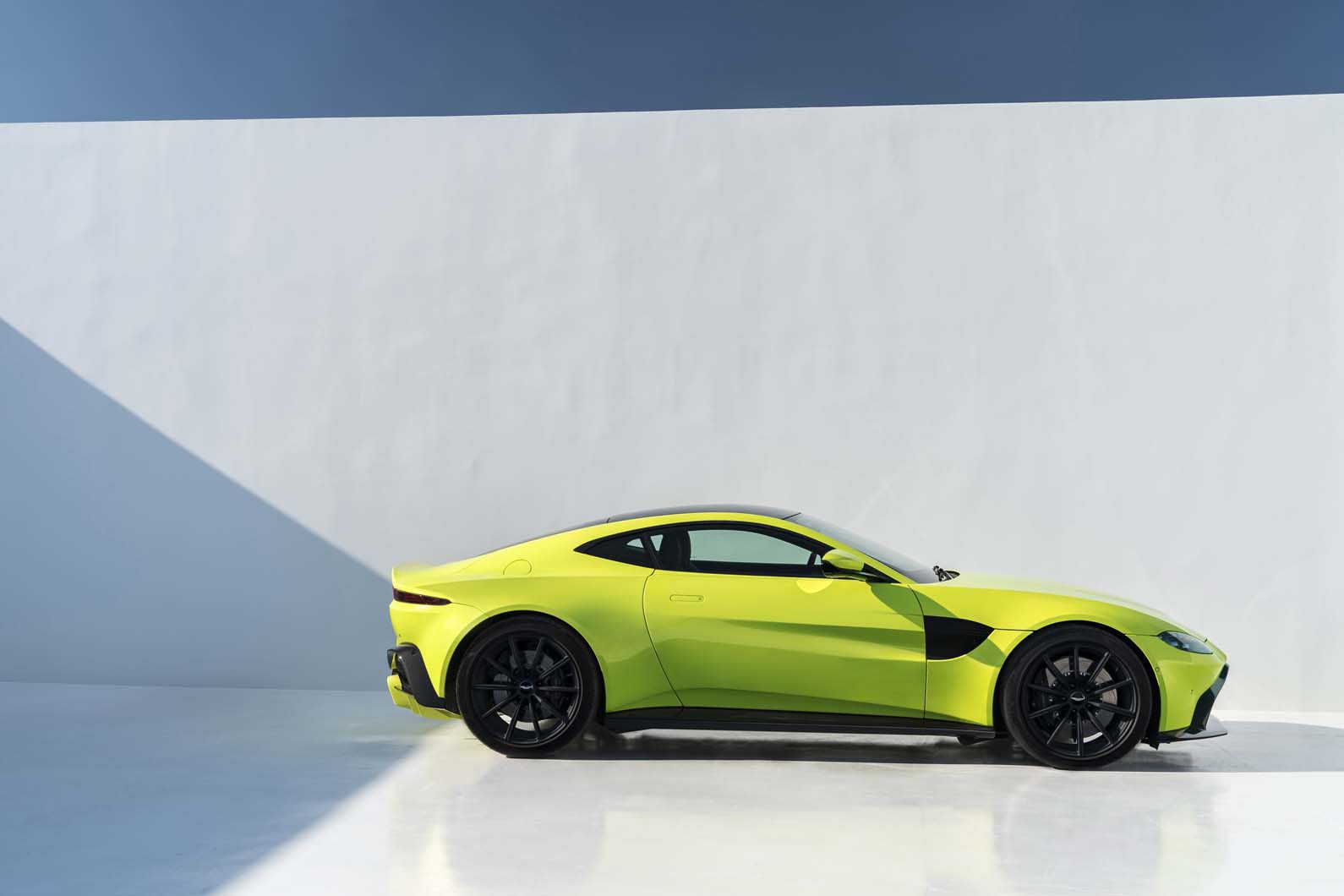 Aston martin vantage lime essence 09