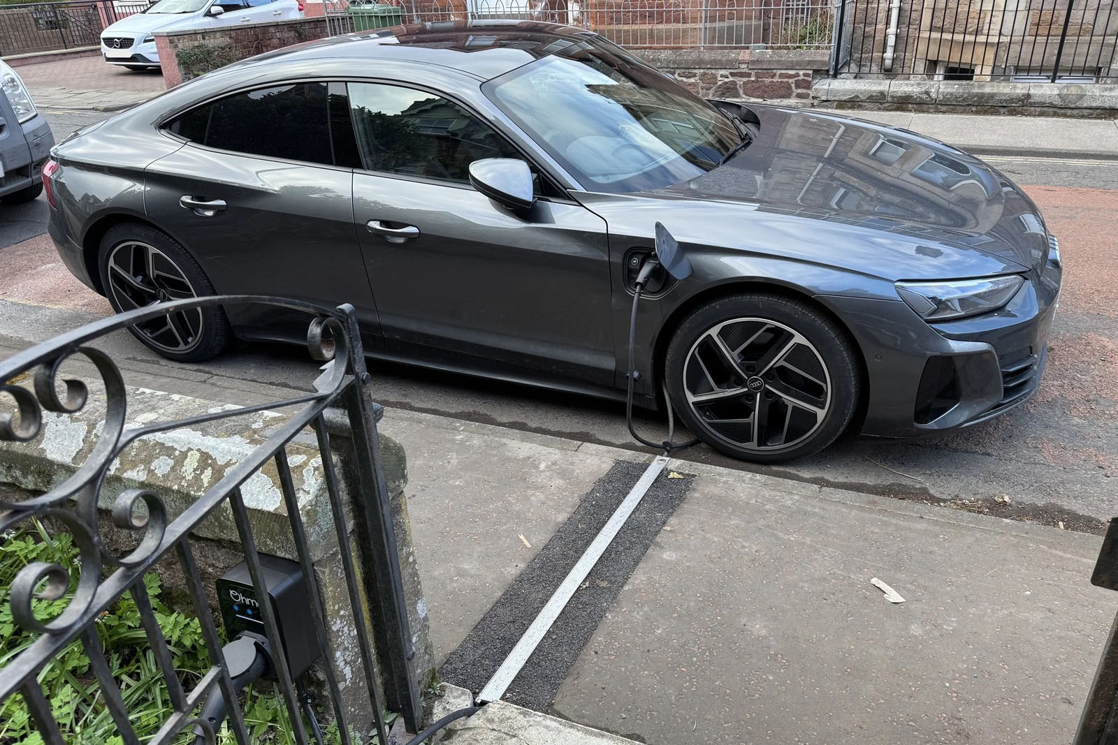 Critics warn against government&#039;s £25m for EV charging gullies