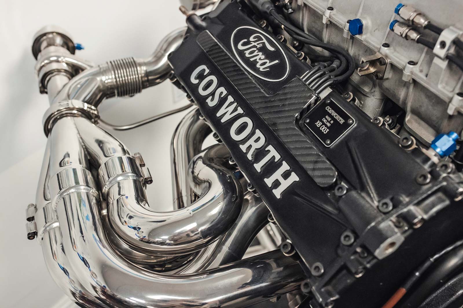 내부 Cosworth : Brit Firm이 비명을 지르는 V12를 계속 유지하는 방법