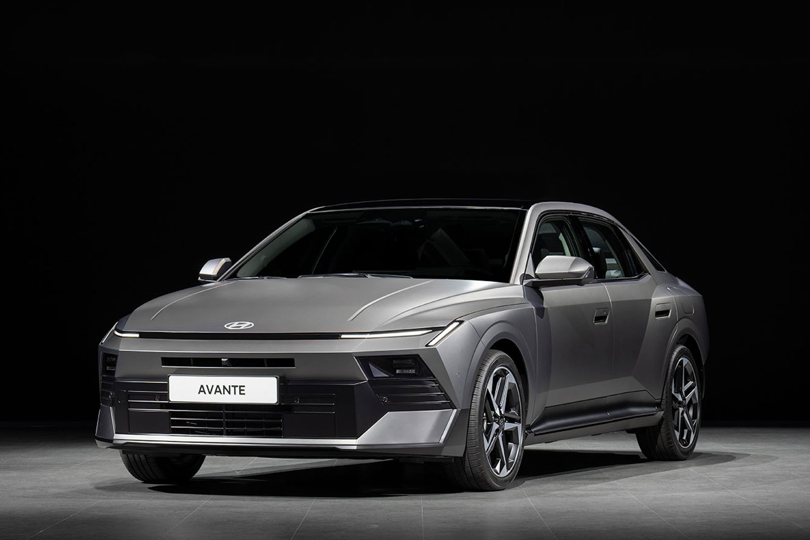 全新 Hyundai Elantra 驚艷登場，導入激進新設計語彙