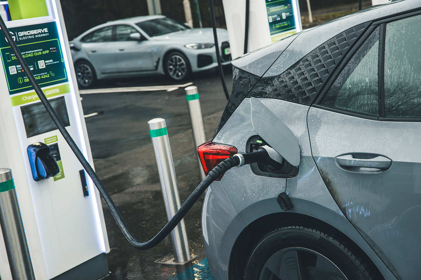 Infrastruktura nabíjení aut hrozí zkolapsem podnikových flotil. Řeší automobilky správu tisíců stanic
