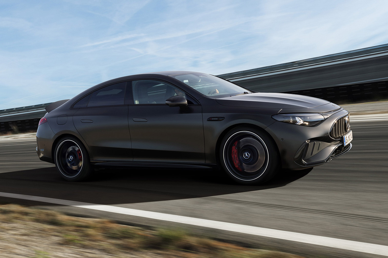 Nová Mercedes-AMG CLA se představuje jako elektrické supersportu - s výfukem plným pop a bangu