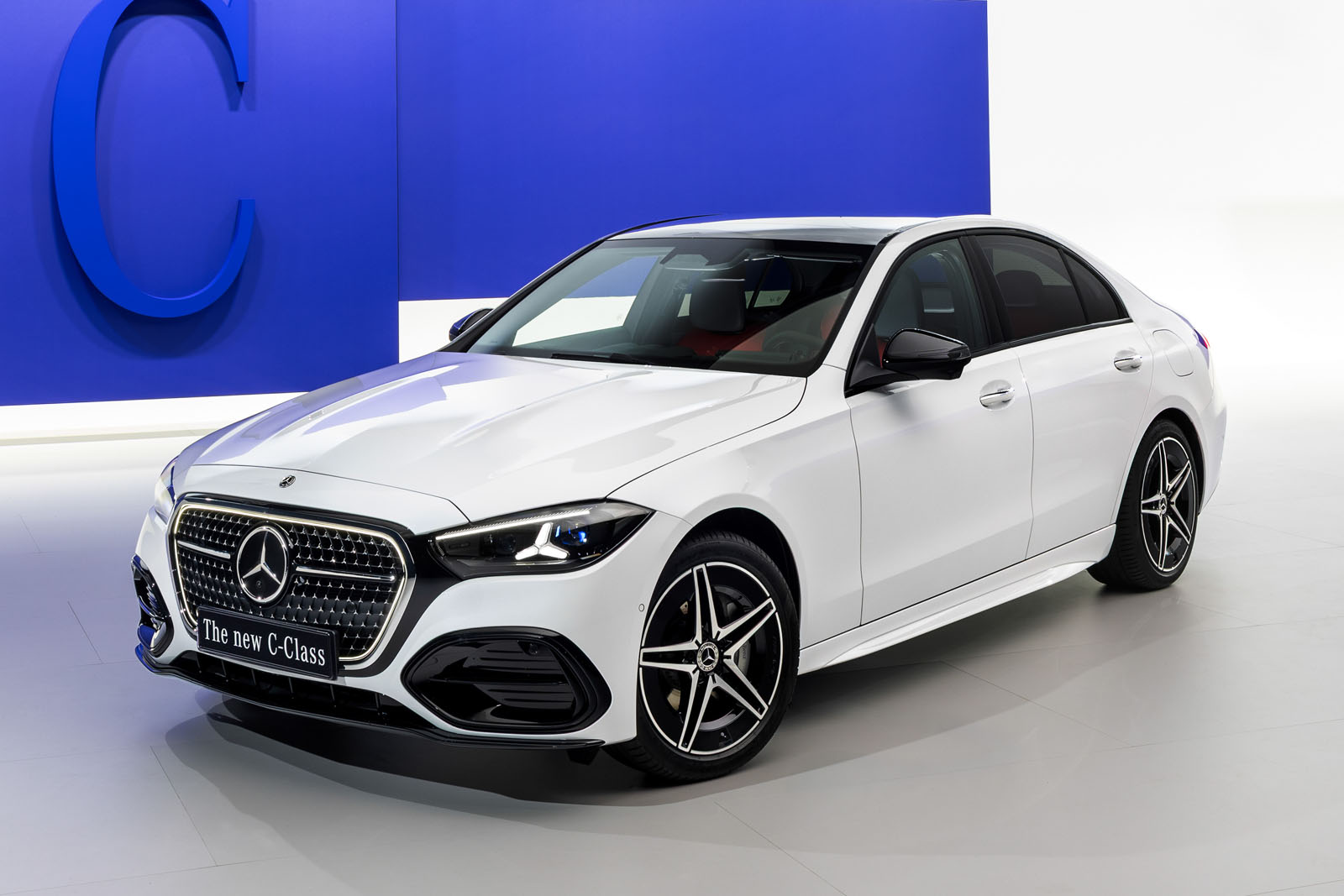 賓士 C-Class 更新，外觀更像電動車，但仍保留燃油引擎