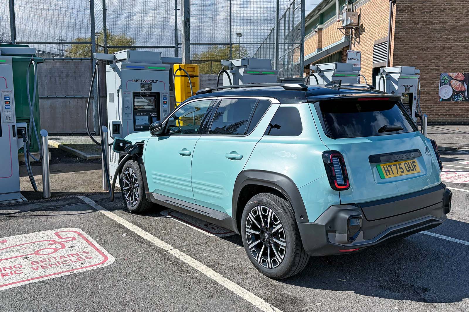 Elektromobil v parnu: Jak si Renault 4 poradí v 34 stupních?