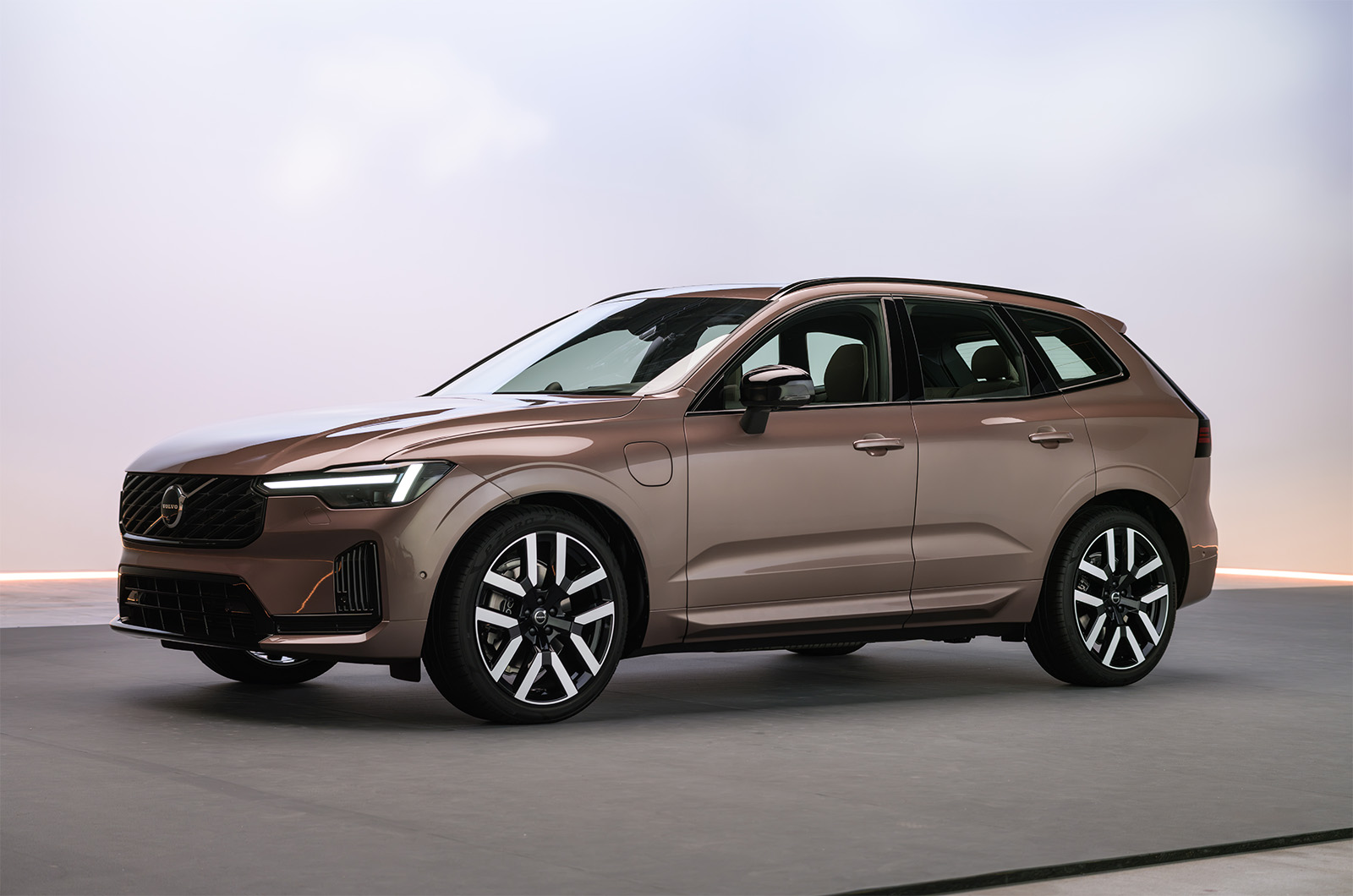 This new Volvo PHEV can go 124 miles without using its engine