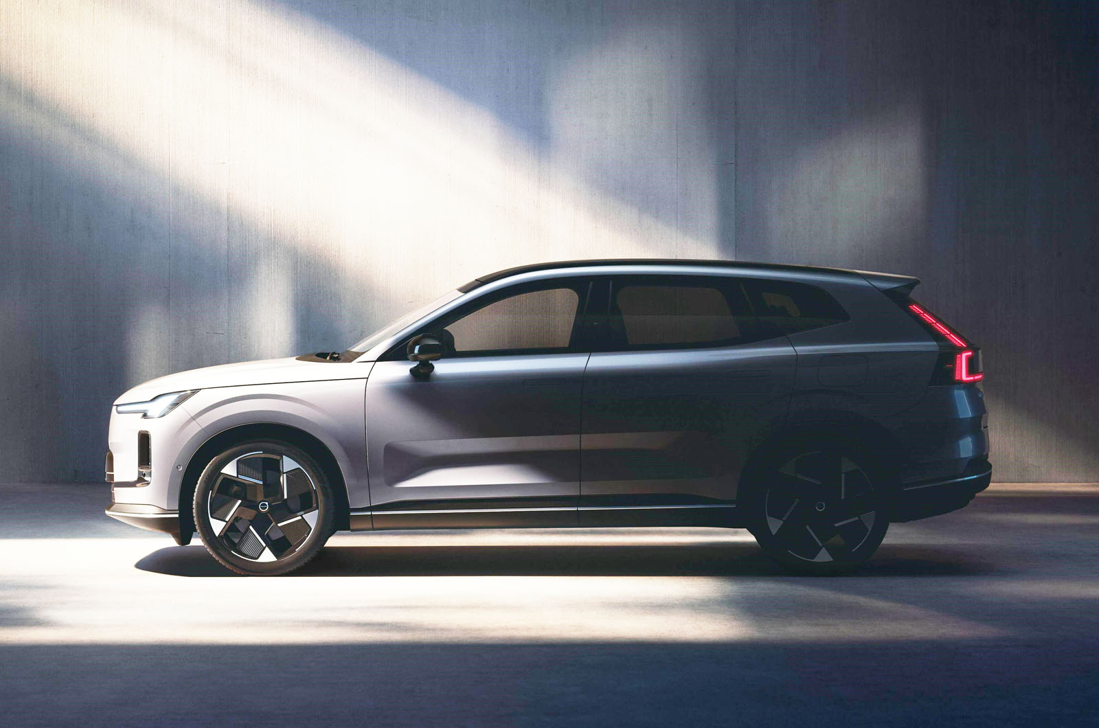 Volvo XC70 returns as range-extender SUV with 124-mile EV range