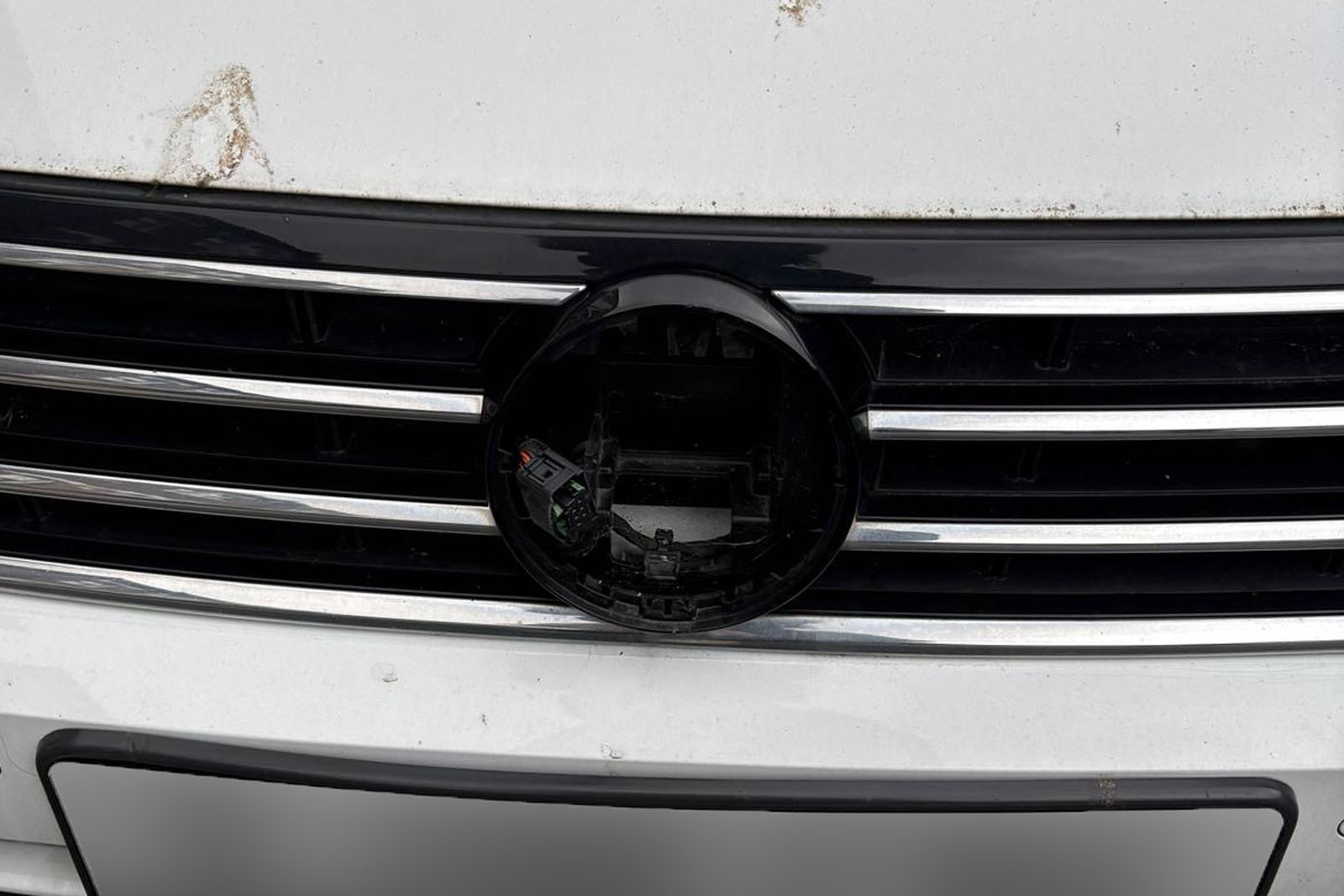 Krádeže emblémů Volkswagenu pokračují. Zloději si stále libují v designu se senzory