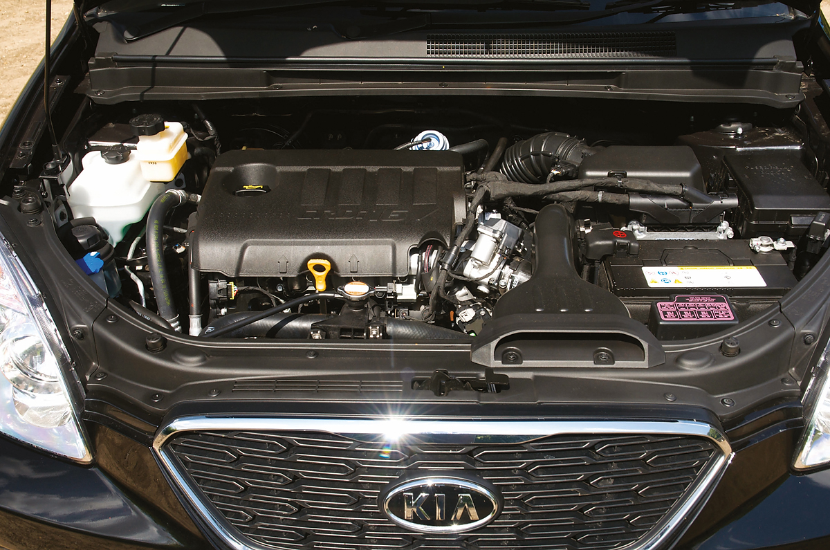 Kia Carens engine bay