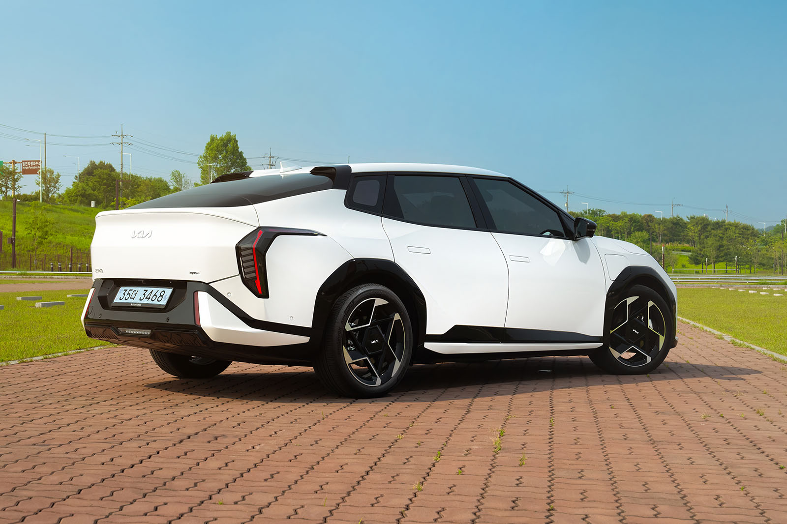 Kia EV4 berline 2025 10 statique arrière Kia EV4 saloon avis 2025 10 statique arrière