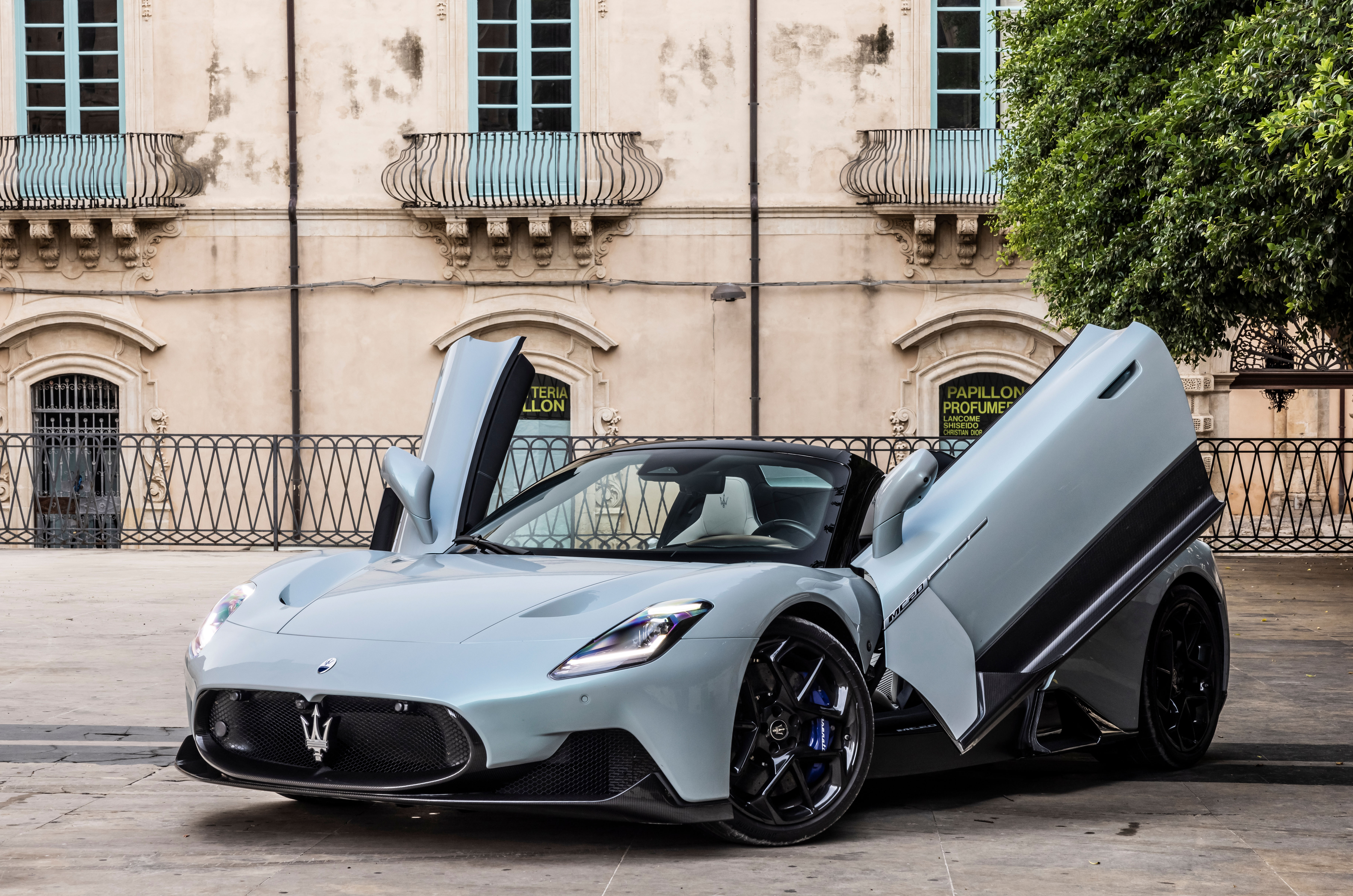 maserati  mc20 cielo static doors