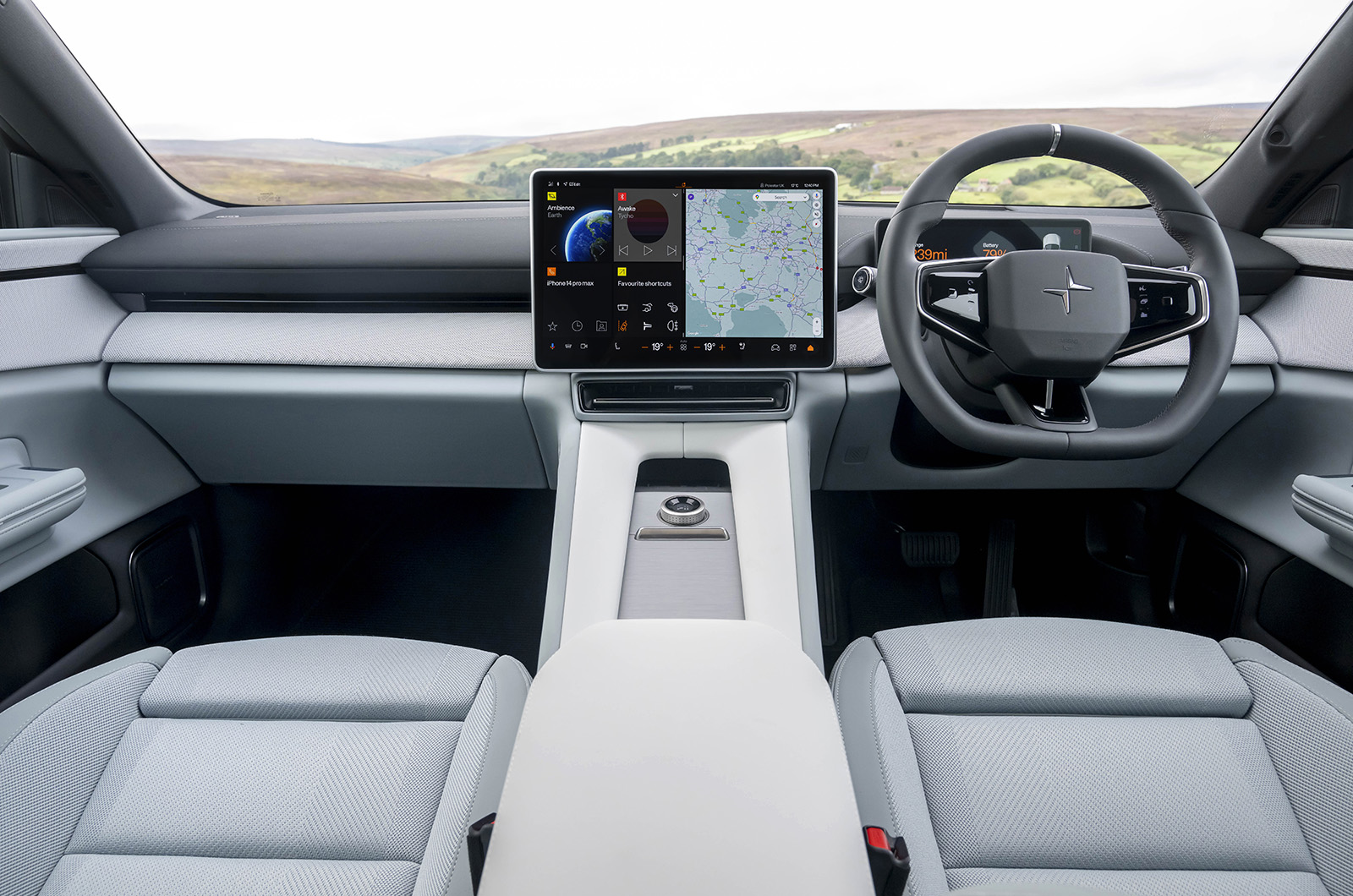 Polestar 4 straight dash