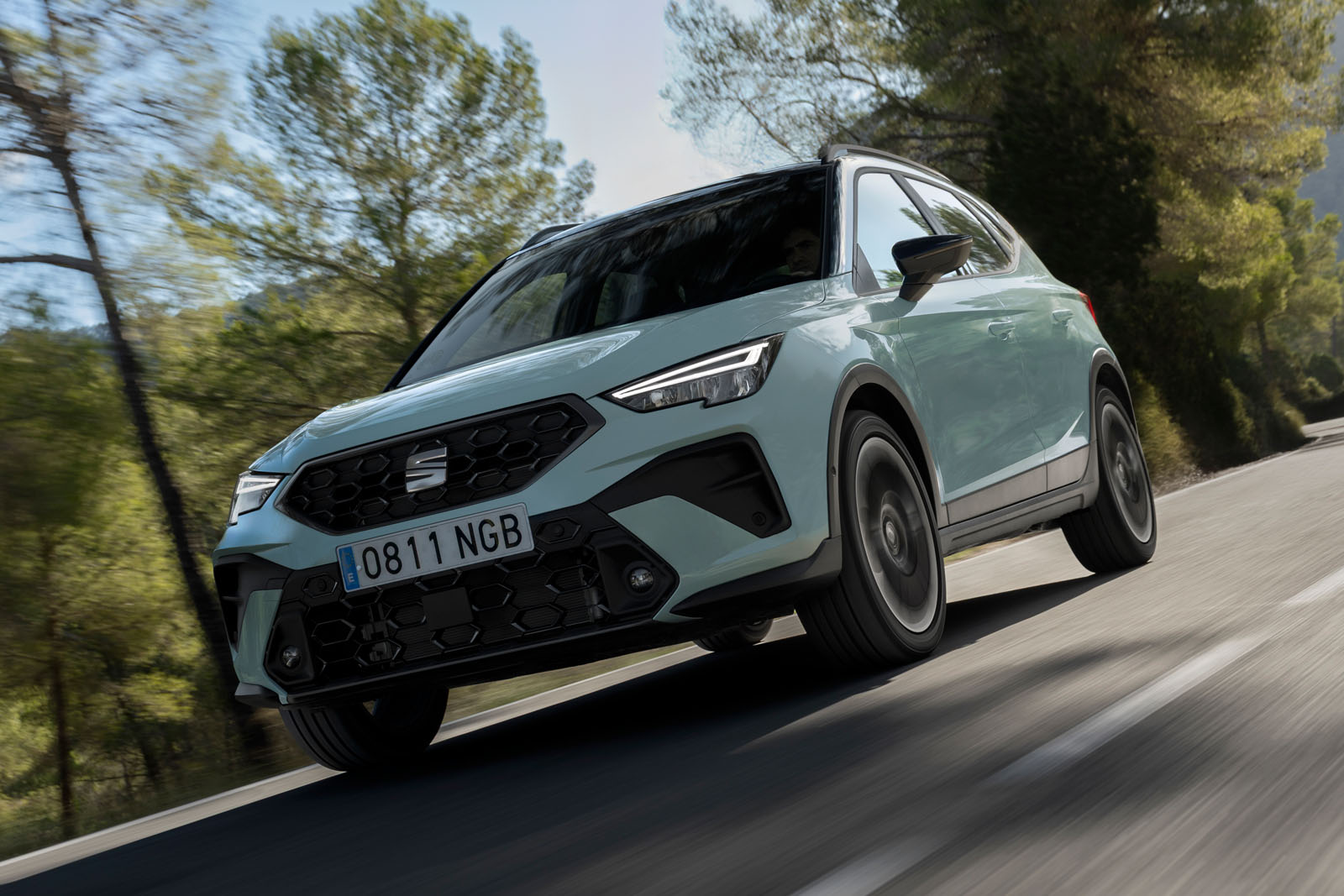 Seat Arona 2025 front quarter tracking low