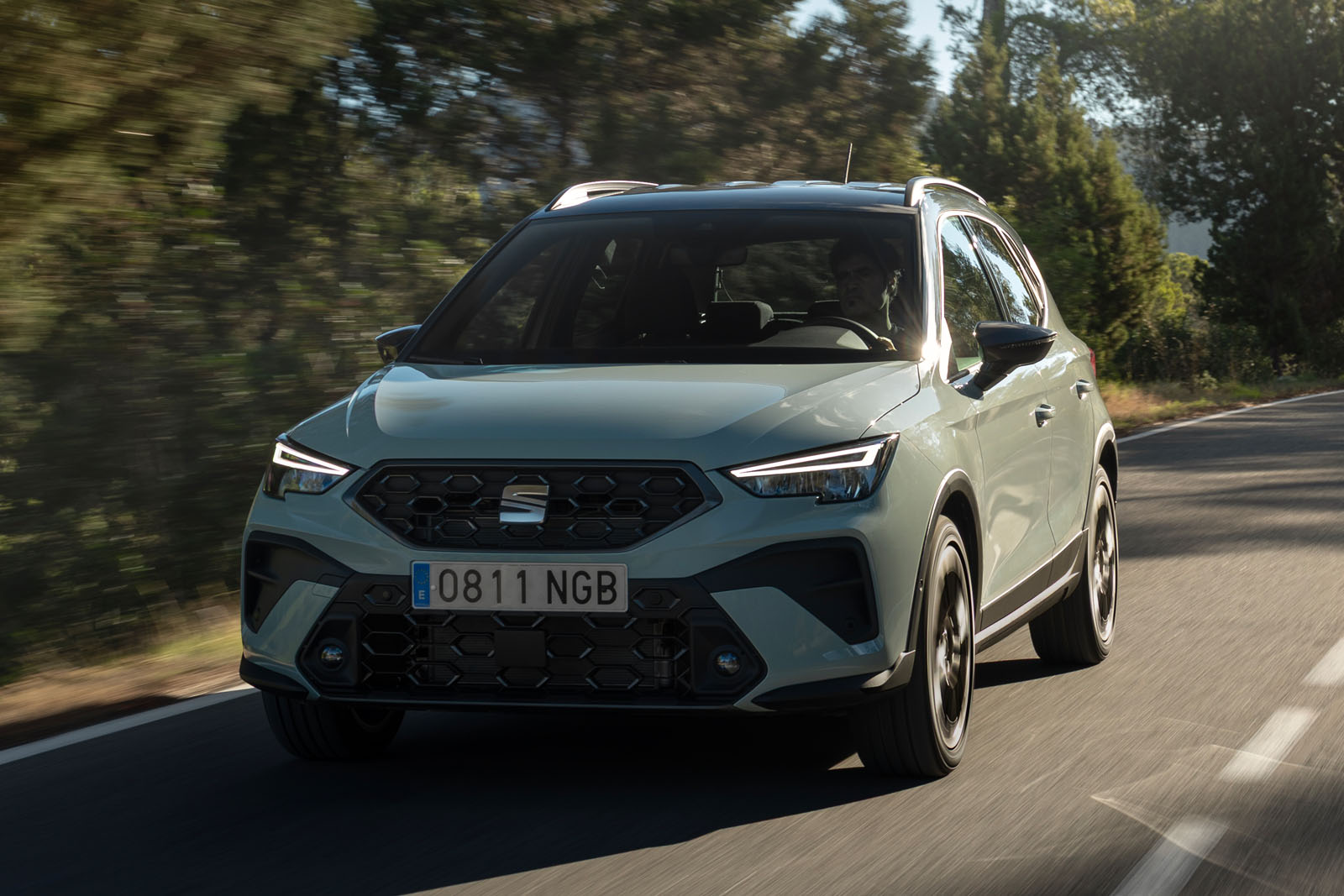 Seat Arona 2025 front quarter tracking