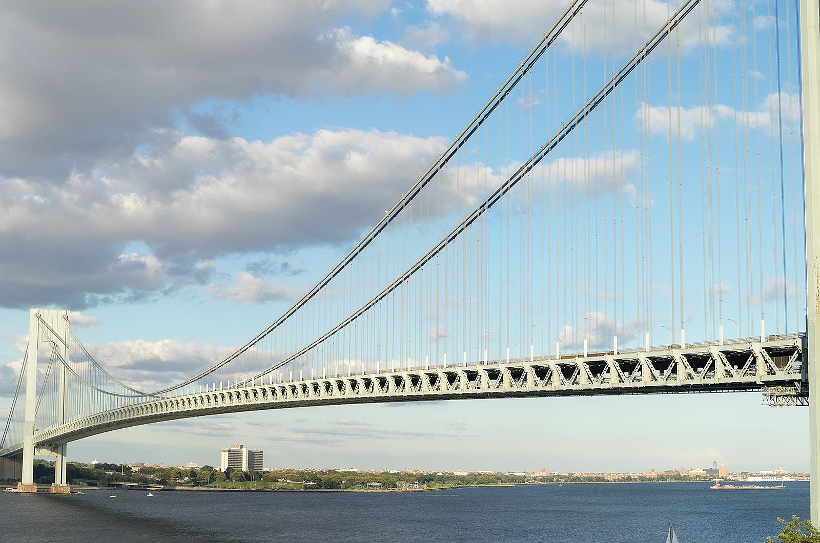 Le pont de Verrazzano-Narrows, États-Unis — 1298 mètres
