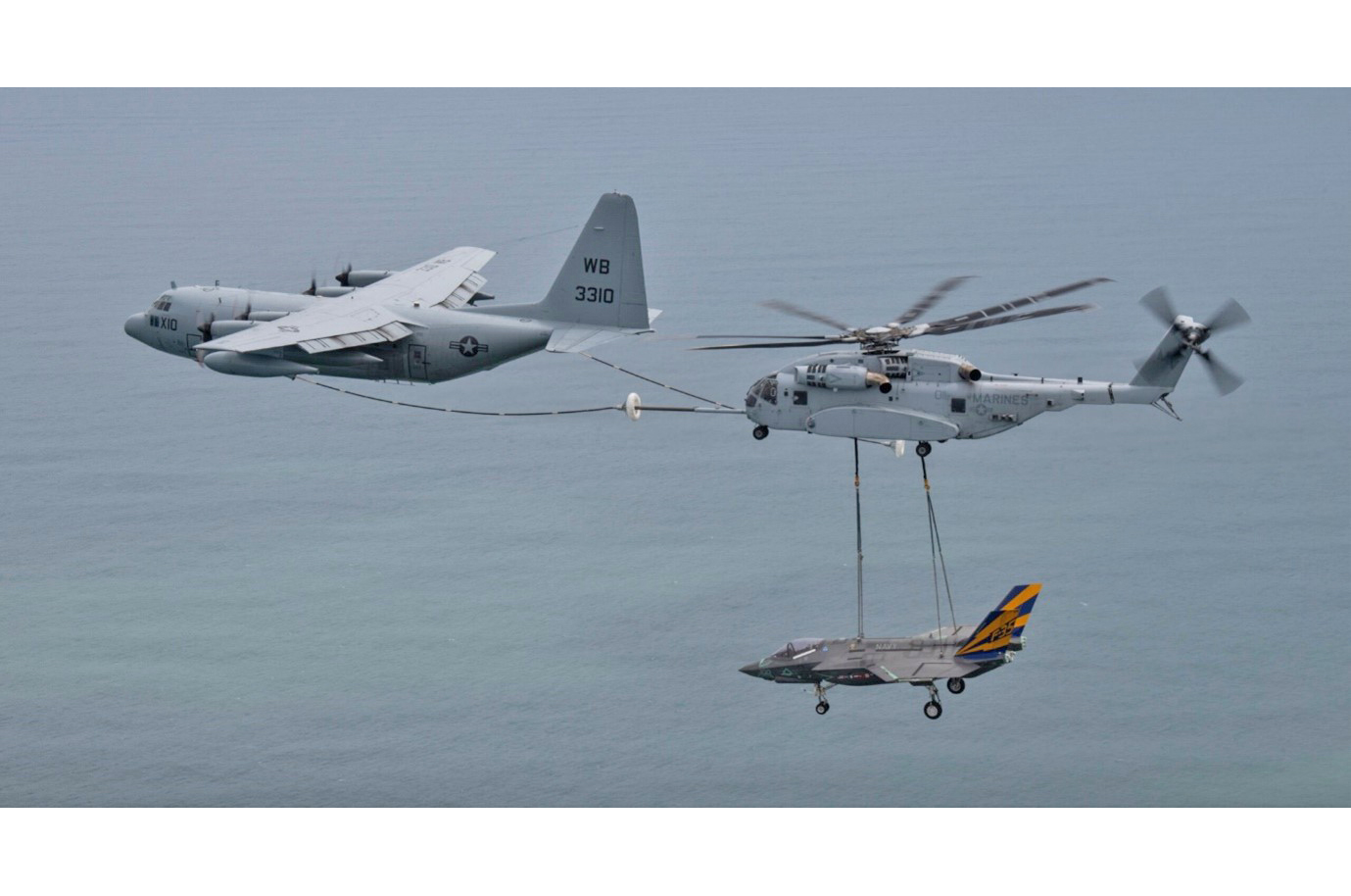  Helic&oacute;ptero transporta F-35... e reabastece em pleno voo! 