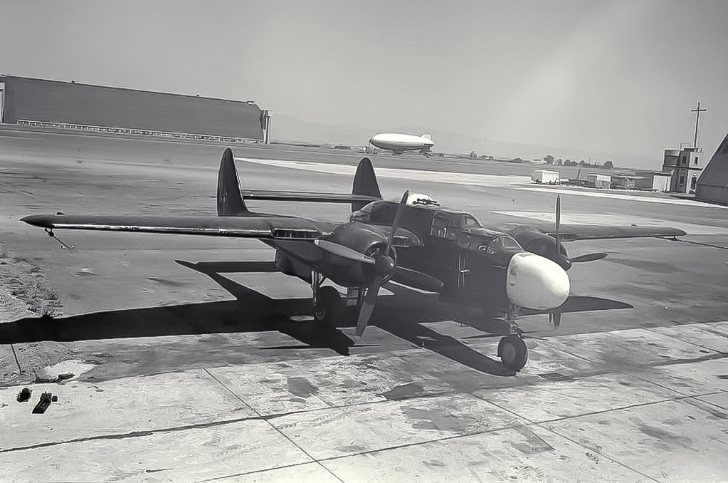 Das entspricht in etwa dem Gewicht von sieben voll beladenen Spitfire Mk1. Das Ziel mit einem Radar zu finden war eine Sache, aber um es effektiv zu zerstören, war Feuerkraft erforderlich; die P-61 verfügte über vier fest installierte 20-Millimeter-Kanonen im Rumpf. Die ersten 37 P-61A, die letzten 250 P-61B und alle P-61C verfügten zusätzlich über einen elektrischen Rückenturm mit vier schweren Maschinengewehren. Die P-61 war nicht nur schwer bewaffnet, ihre Bewaffnung war auch auf die Mittellinie konzentriert und nicht in den Tragflächen, was sie präziser und zerstörerischer machte.