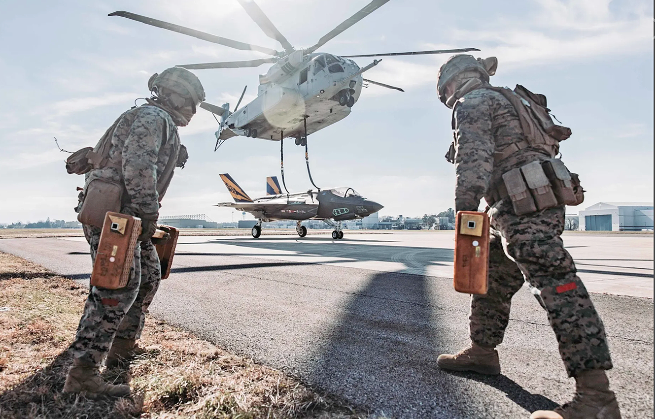 Hubschrauber transportiert F-35 ... und tankt in der Luft!