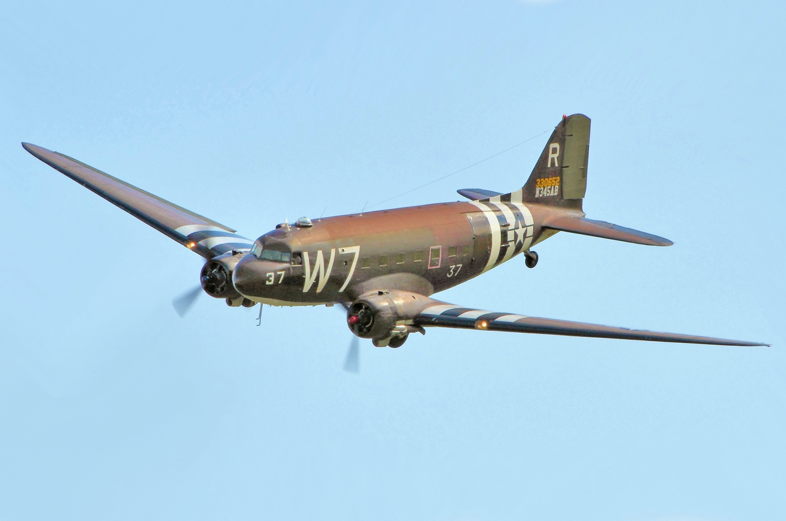 Douglas C-47 Skytrain/Showa/Nakajima L2D/Lisunov Li-2 - 15 472