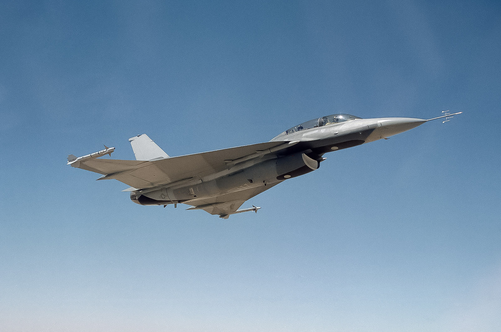  General Dynamics F-16XL 