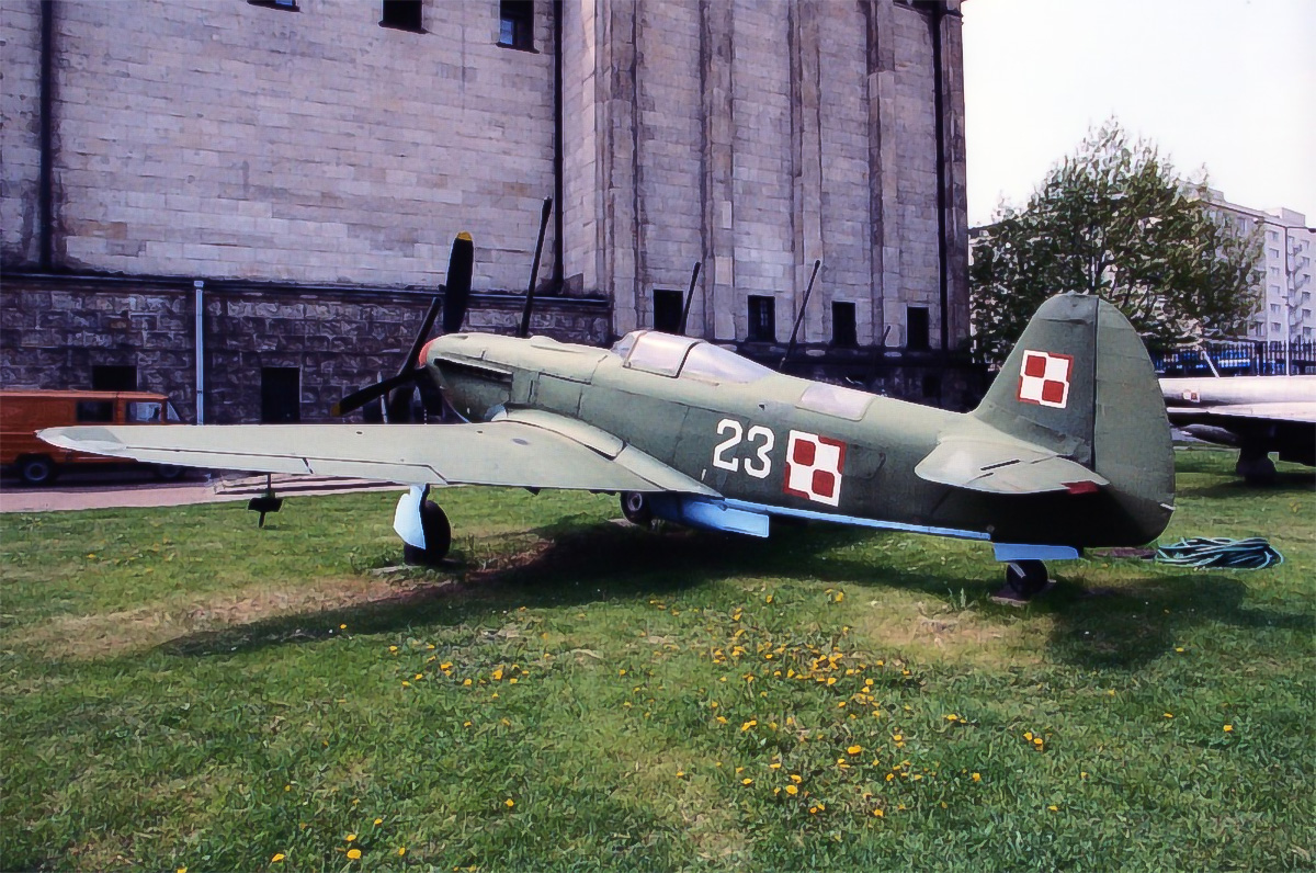 7. Yakovlev Yak-1 &agrave; 9