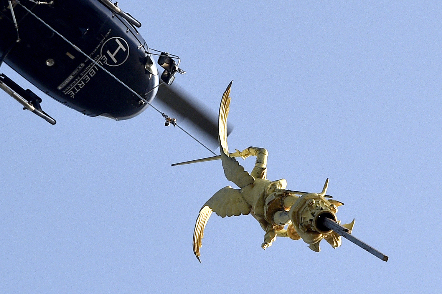 Standbeelden en gigantische mechanische draken